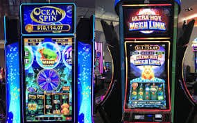 မြန်မာ ကစားသမား Casino APP မှ Baccarat ကစားနေသောမြင်ကွင်း